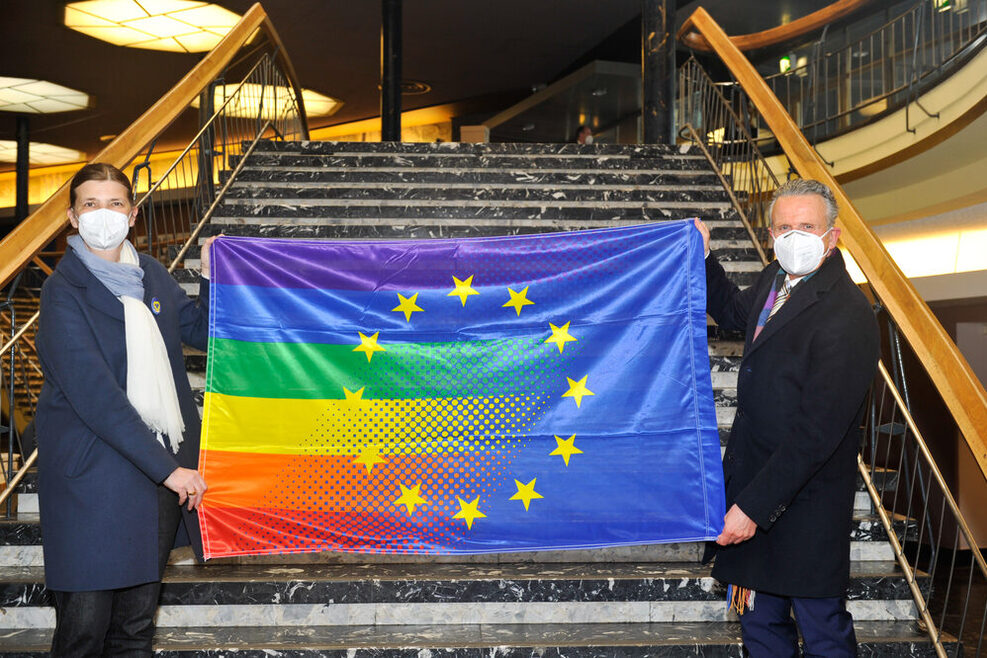 Annette Rueß, Initiatorin der Stuttgarter Pulse of Europe Gruppe, hat Oberbürgermeister Dr. Frank Nopper in der Liederhalle die Solidaritätsflagge überreicht.