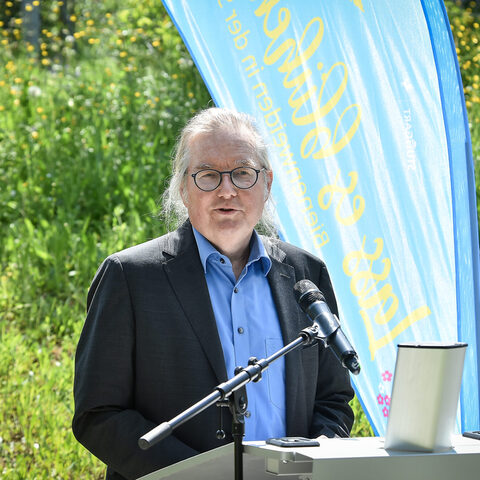 Bürgermeister Peter Pätzold bei seiner Rede anlässlich der Einweihung des Naturbeobachtungsraums.