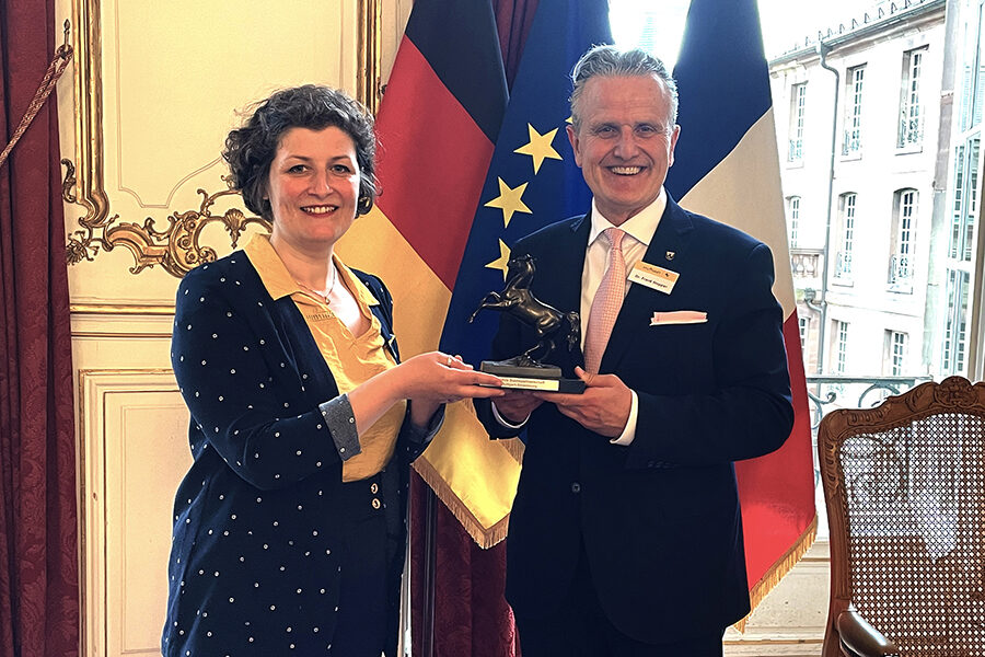 Oberbürgermeister Dr. Frank Nopper überreicht Oberbürgermeisterin Jeanne Barseghian beim Empfang im Straßburger Rathaus eine Rössle-Skulptur.
