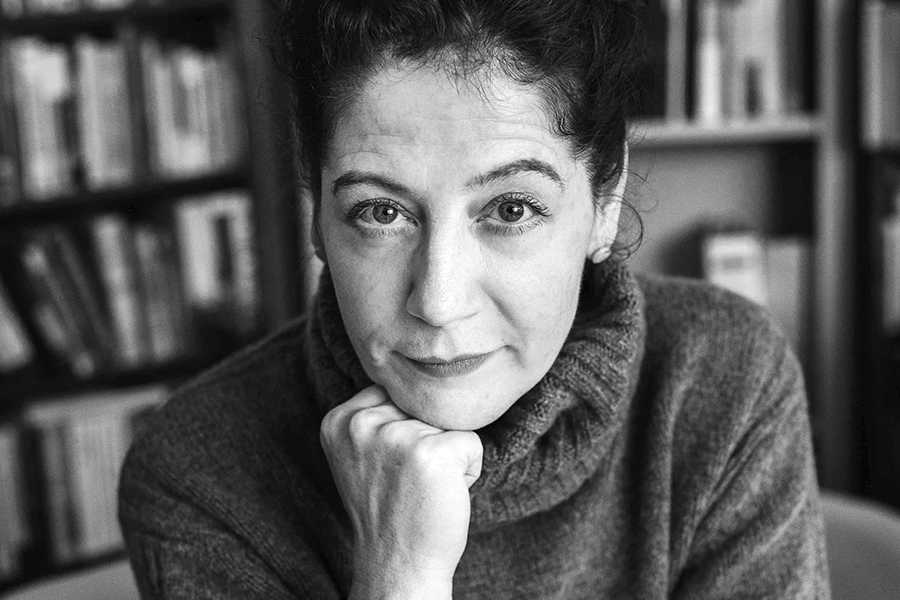 Porträtfoto von Monica Black in schwarz-weiß