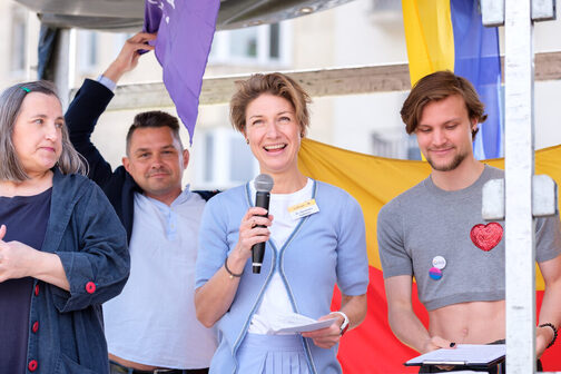 Bürgermeisterin Alexandra Sußmann mit Mikrofon in der Hand, drei weitere Personen stehen neben ihr.