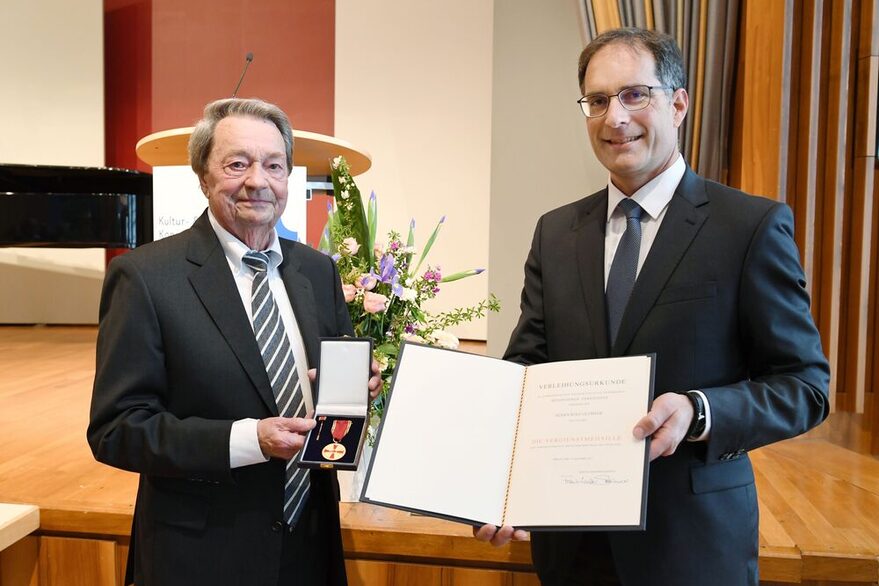 Rolf Glemser (li.) erhielt aus den Händen von Bürgermeister Dr. Clemens Maier die Verdienstmedaille des Verdienstordens der Bundesrepublik Deutschland.