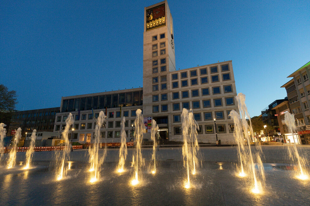 Fontänenfeld vor dem Stuttgarter Rathaus am Abend