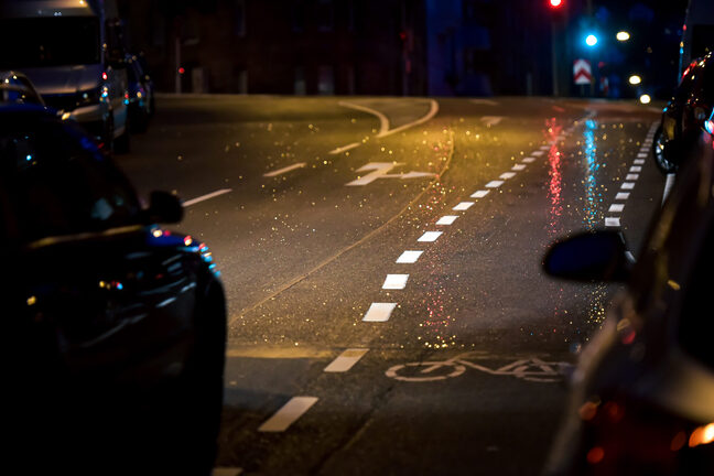 Der neue Straßenbelag ist mit Spiegelpartikeln versetzt und reflektiert bei Nacht das Scheinwerferlicht.
