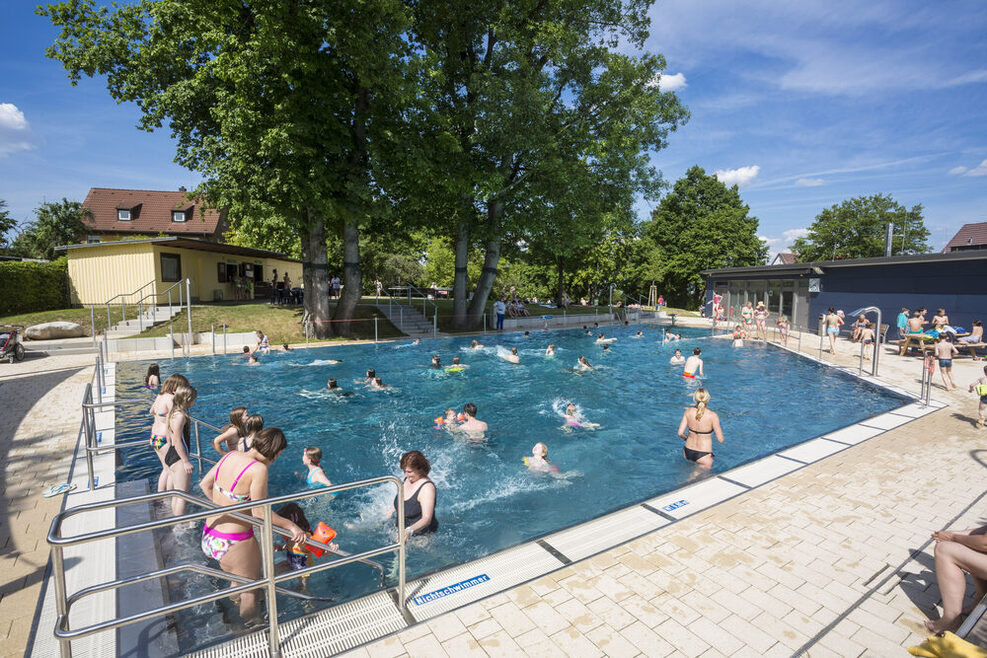 Schwimmbecken und Besucher im Freibad Sillenbuch