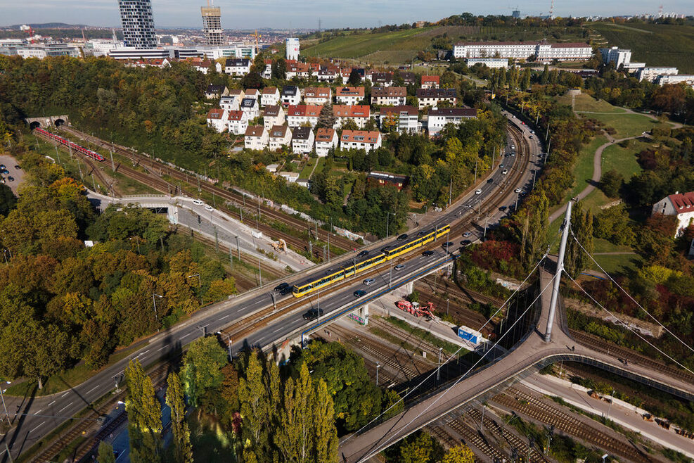 Das Luftbild zeigt die Löwentorbrücke, die den Auto- und Stadtbahnverkehr über die Bahngleise am Nordbahnhof führt.
