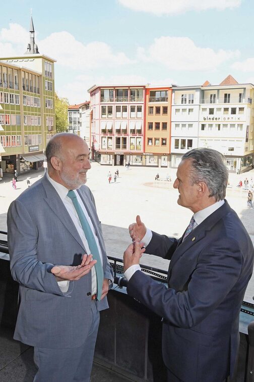 Stuttgarts OB Dr. Frank Nopper (rechts) spricht mit Israels Botschafter Ron Prosor auf dem Rathausbalkon.