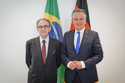 Stuttgarts Oberbürgermeister Dr. Frank Nopper (rechts) hat den neuen brasilianischen Generalkonsul João Almino im Rathaus empfangen.