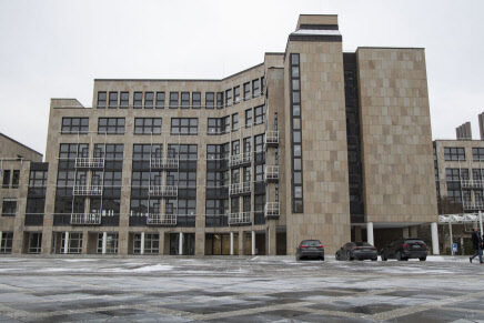 Foto des Scale-up-Centers von außen. Es befindet sich auf dem Campus Sternhöhe in Möhringen, der ehemaligen Daimler-Zentrale.