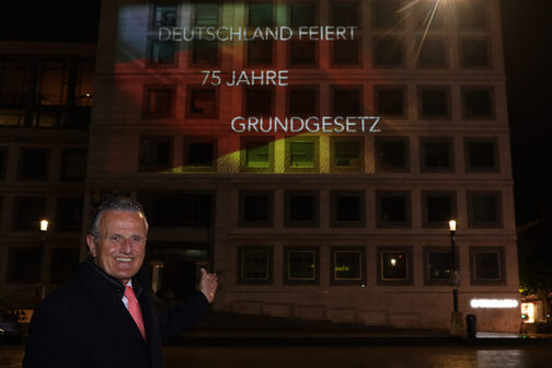 OB Frank Nopper vor dem illuminierten Rathaus