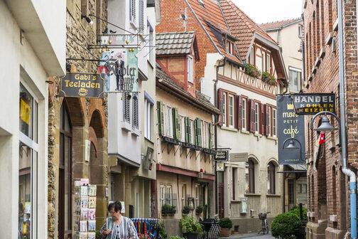 Zu sehen ist ein Straßenzug in der Altstadt von Bad Cannstatt.