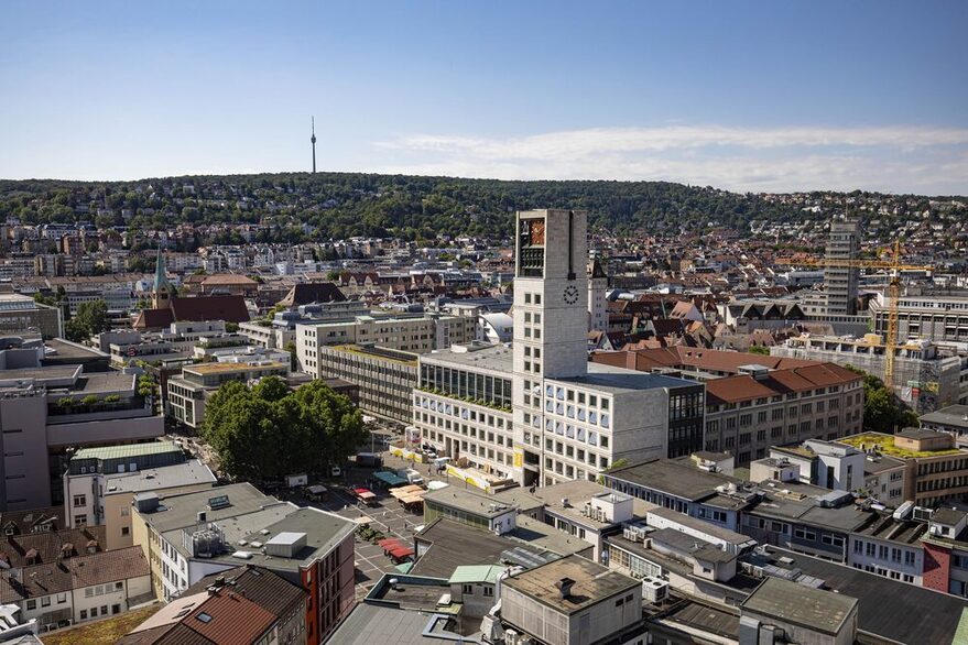 Panorama-Aufnahme des Stuttgarter Rathauses und des Marktplatzes von oben. Der Himmel ist strahlend blau.