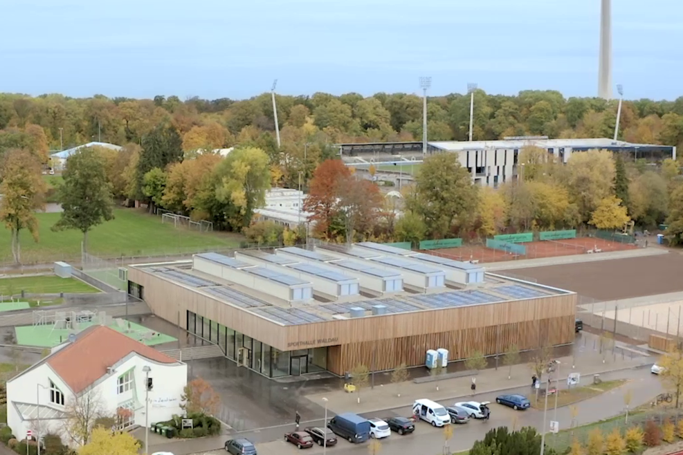 Die neue Sporthalle Waldau bietet neben einer multifunktionalen Dreifeldhalle auch einen öffentlich zugänglichen Bewegungsraum im Außenbereich.