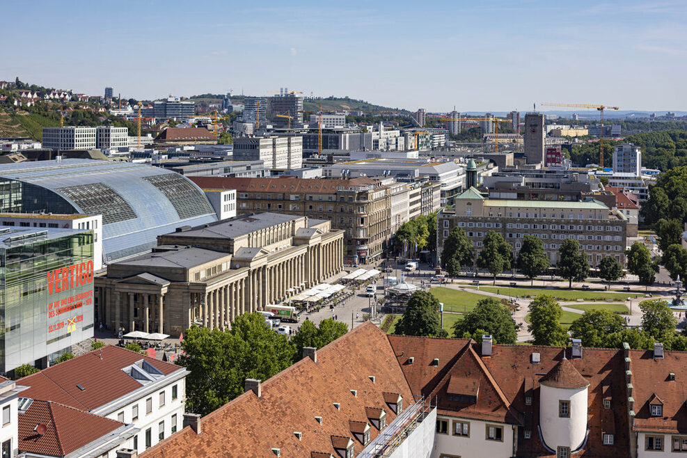 Blick vom Tumr des Alten Schlosses auf den Schlossplatz, die Königsstraße und den Königsbau bei Sonnenschein.