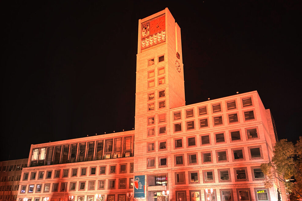 Das Stuttgarter Rathaus ganz in Orange – der Farbe der weltweiten UN-Kampagne „Orange the World“ gegen Gewalt an Frauen.