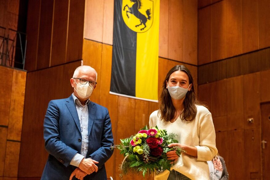 Oberbürgermeister Fritz Kuhn verpflichtete die neue Stadträtin Verena Hübsch in der Sitzung des Gemeinderats.