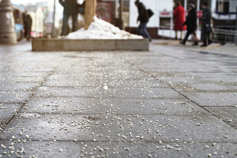 Salzfreie Streumittel wie Splitt, Sand oder Granulat sind eine gute Alternative, um die Umwelt zu schonen.