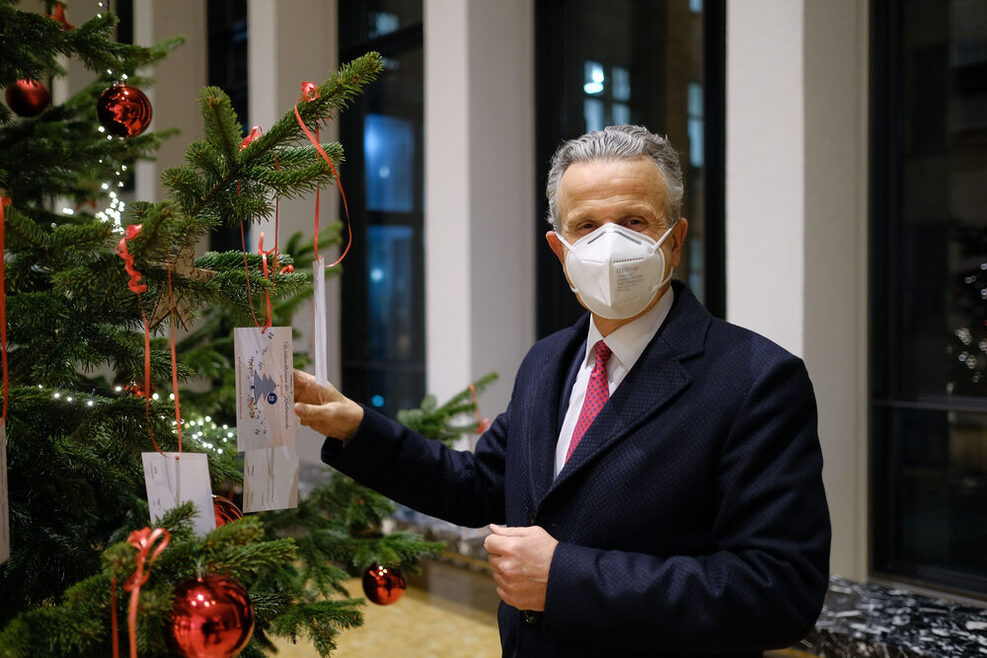 Oberbürgermeister Dr. Frank Nopper hat die erste Karte vom Weihnachtsbaum der Kinderwünsche gepflückt. Wegen der Pandemie gibt es den Weihnachtsbaum mit den Kinderwünschen auch dieses Jahr nur digital im Internet unter www.kinderwuensche.stuttgart.de.