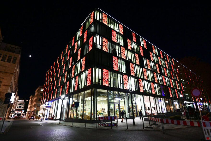 Am Tag der Gewalt gegen Frauen im vergangenen Jahr erstrahlten verschiedene Gebäude in Stuttgart, wie hier Bülow Carré in orangenem Licht.
