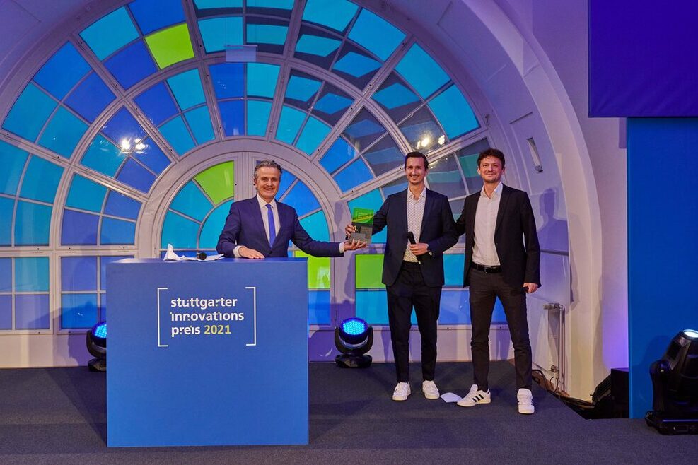 OB Nopper überreicht den 1. Preis an die Geschäftsführer des Unternehmens vialytics GmbH, Danilo Jovicic (m.) und Patrick Glaser (re.), für ihre Innovation „Vialytics-Künstliche Intelligenz für bessere Straßen“.