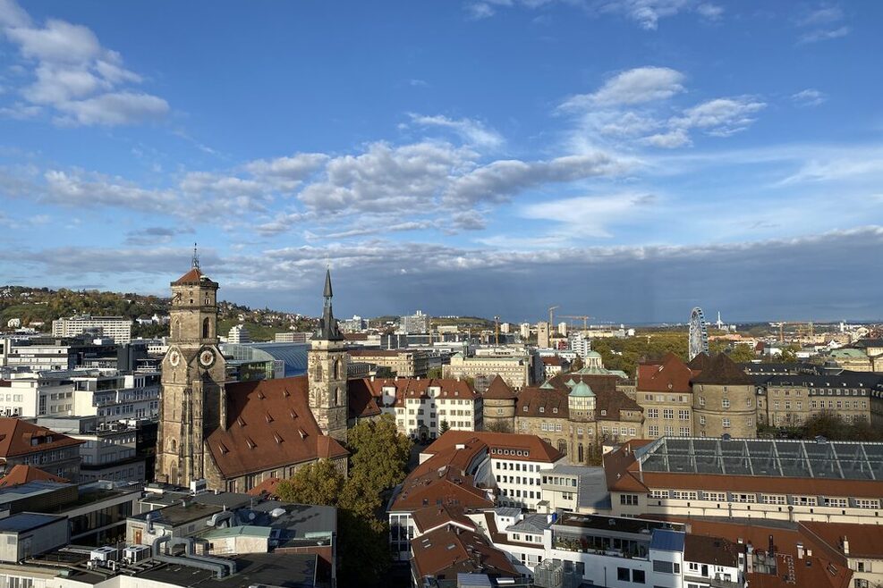 Blick über die Stuttgarter Innenstadt, blauer Himmel