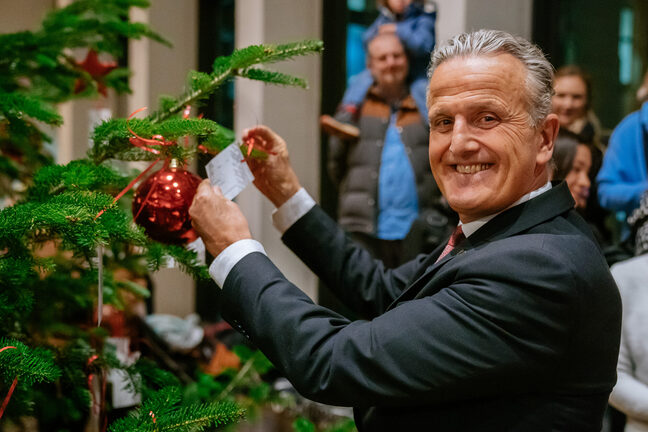 OB Frank Nopper pflückt eine Wunschkarte vom Weihnachtsbaum