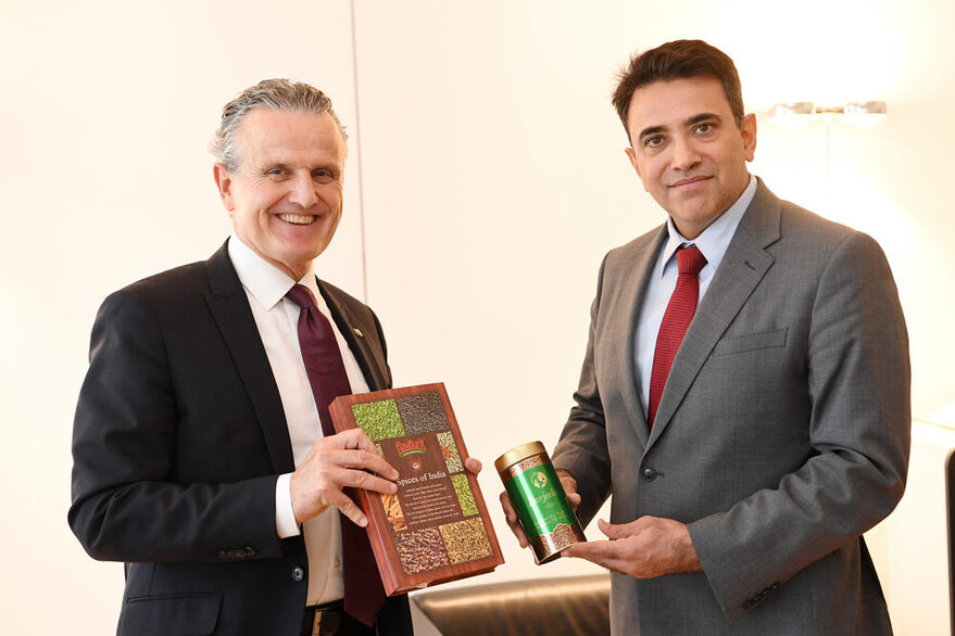 Indischer Generalkonsul Yadav überreichte an seinem Besuch bei OB Nopper indischen Tee und Gewürze sowie das Buch 'The India.