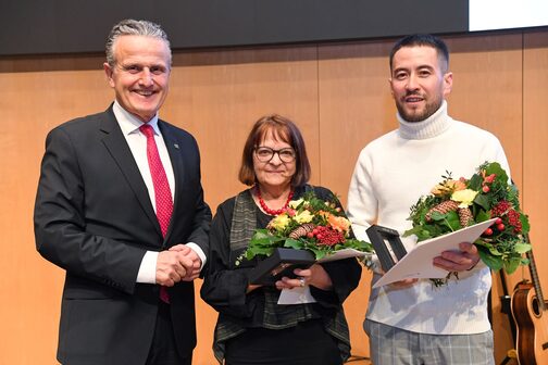 OB Frank Nopper mit Heide Soldner und Aref Fasihi im Sitzungssaal des Rathauses.