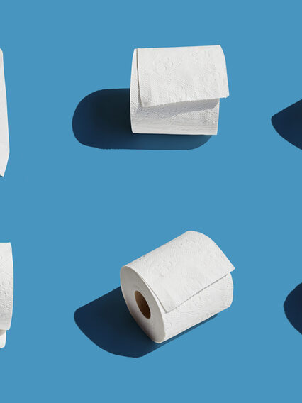 Sechs Toilettenpapierrollen auf blauem Hintergrund