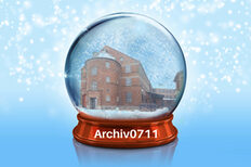 Das Titelbild des digitalen Adventskalenders ist 2023 eine Schneekugel, in der eine Miniatur des Gebäudes des Stuttgarter Stadtarchivs steht.