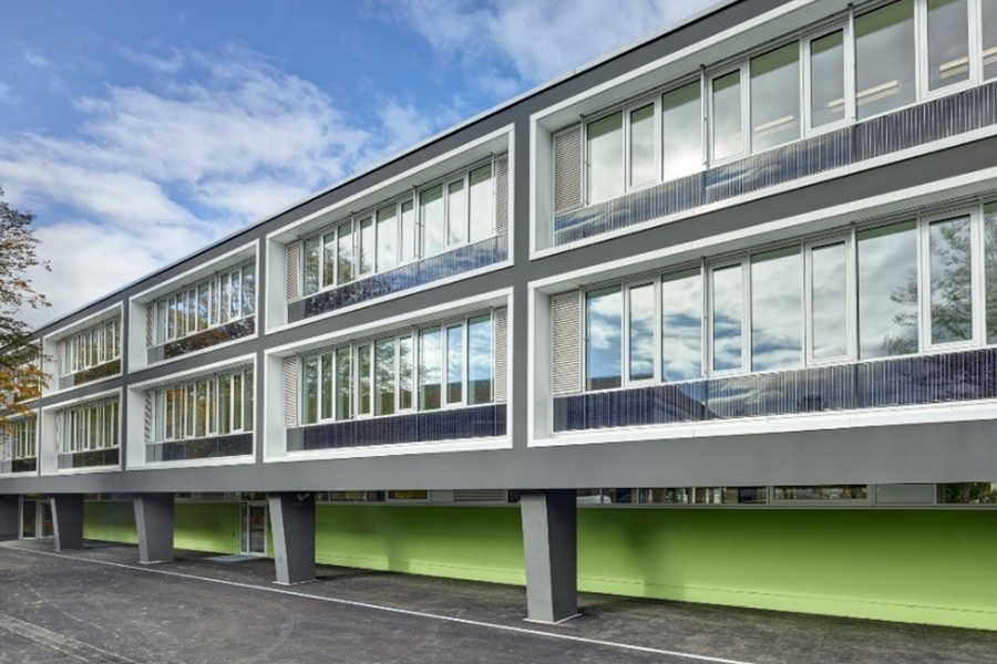 Die Fassade der Uhlandschule mit Photovoltaik-Modulen.