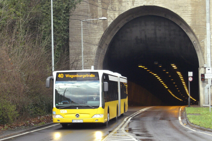Ein Bus der Linie 40 fährt aus dem Wagenburgtunnel in Richtung Talstraße