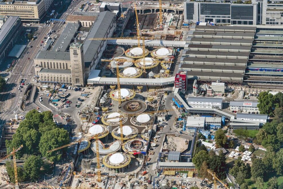 Das Luftbild zeigt einen Blick auf die Bauarbeiten des künftigen Hauptbahnhofs und die Arbeiten an den sogenannten Kelchstützen.