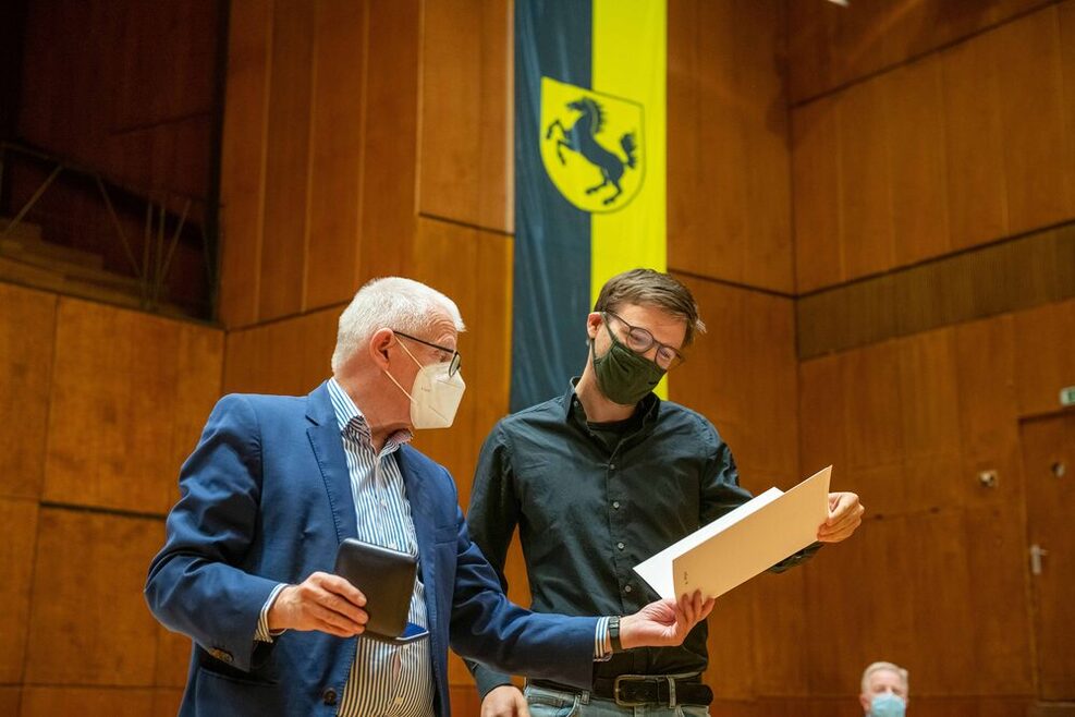 Bei der Sitzung des Stuttgarter Gemeinderats hat Oberbürgermeister Fritz Kuhn den Stadtrat Christian Walter verabschiedet .