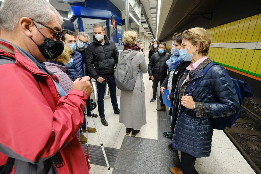 Eine Menschenmege steht an einer S-Bahn-Station.