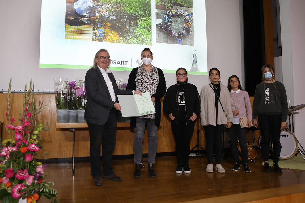 In der Kategorie Schulgärten wurde auch das Ferdinand-Porsche-Gymnasium ausgezeichnet. Den Preis überreichte Bürgermeister Peter Pätzold an die aktiven Schülerinnen.