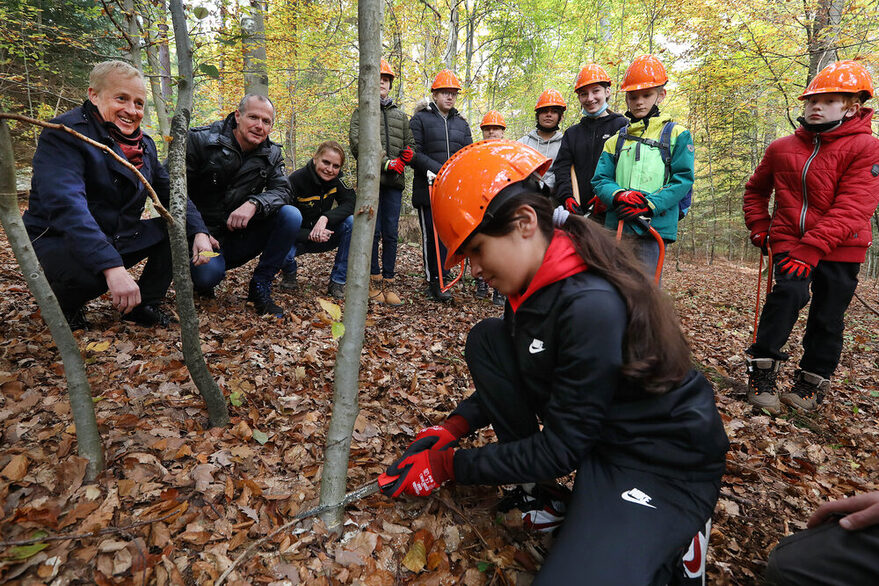 Schülerinnen und Schüler der Realschule Feuerbach haben im Rahmen des Unterrichts unter Anleitung der Waldpädagogen die Waldverjüngung gepflegt.