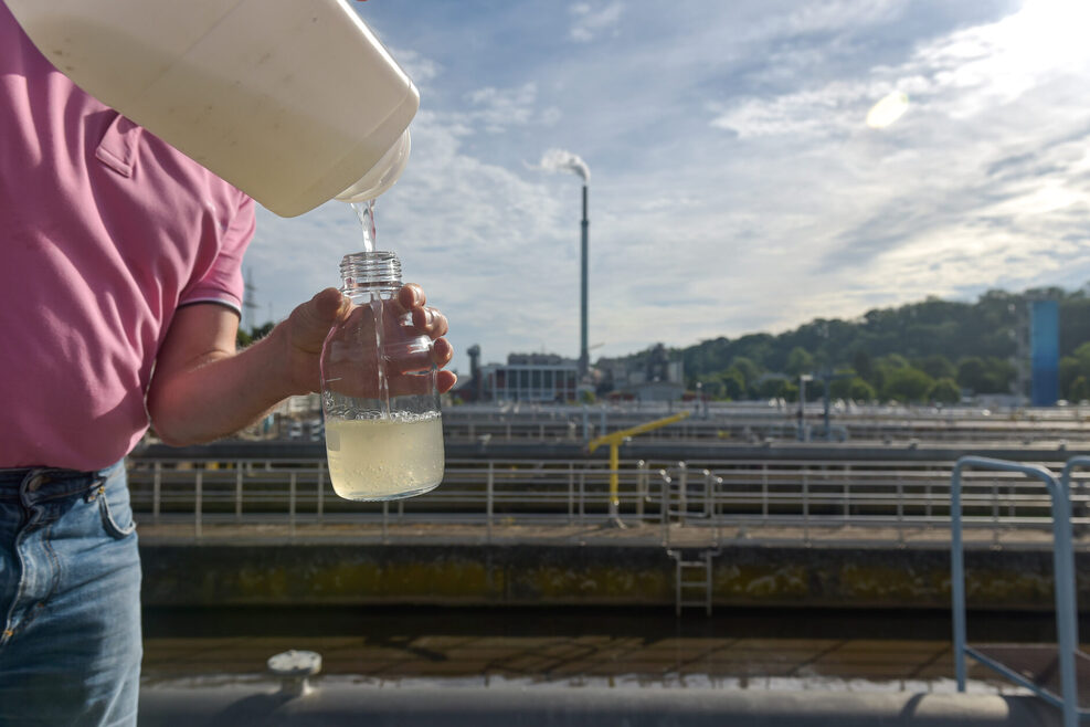 Ein Mitarbeiter entnimmt eine Wasserprobe im Hauptklärwerk Mühlhausen