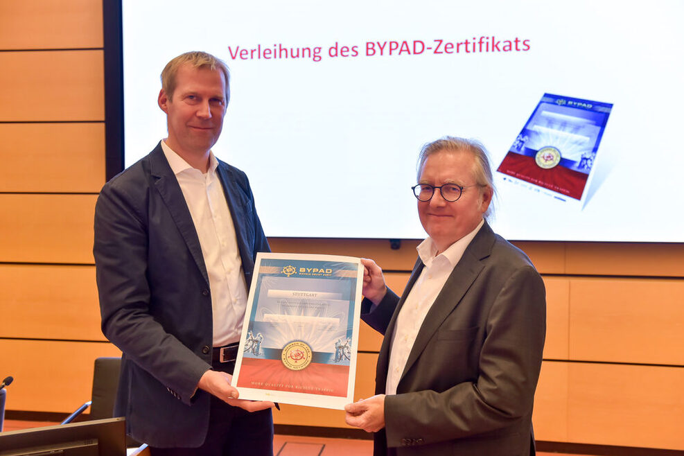 Bürgermeister Peter Pätzold (rechts) und BYPAD-Auditor Thomas Möller (links) mit dem BYPAD-Zertifikat.