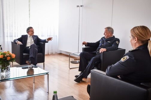 Das Bild zeigt OB Nopper, Bundespolizei-Präsident Dr. Markus Ritter und Polizeidirektorin Julia Buchen im Dienstzimmer des OB.