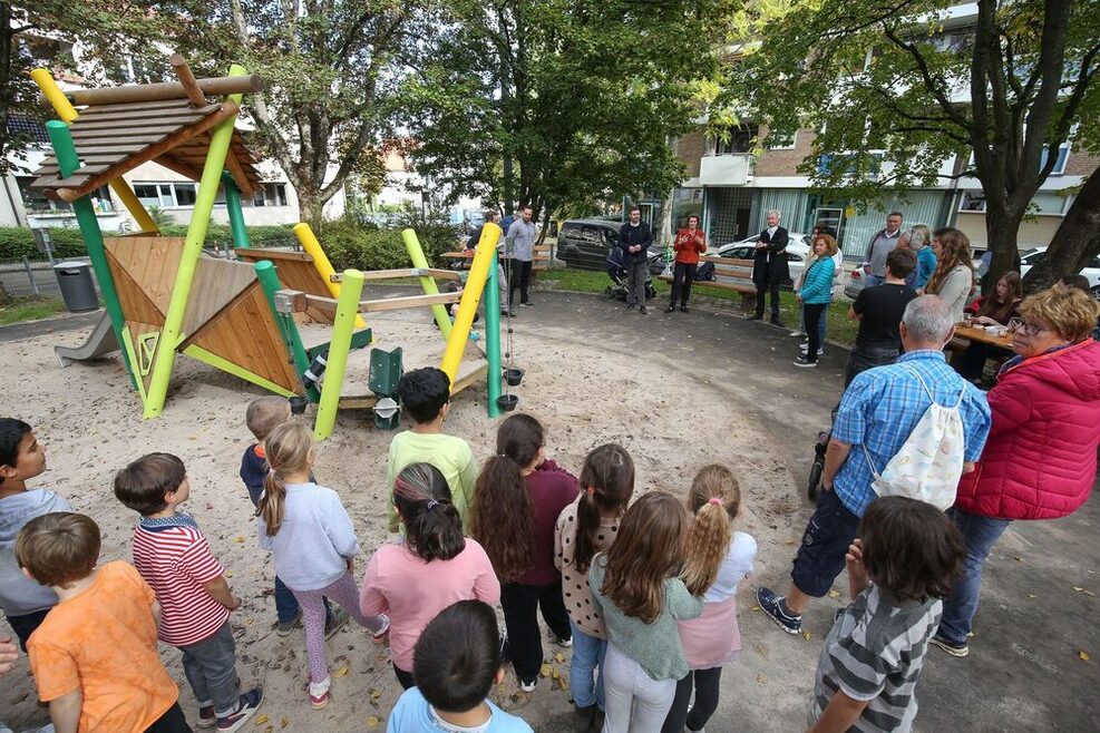 Viele Kinder und Eltern waren bei der Einweihung des Spielplatzes Schneckenbergstraße dabei.
