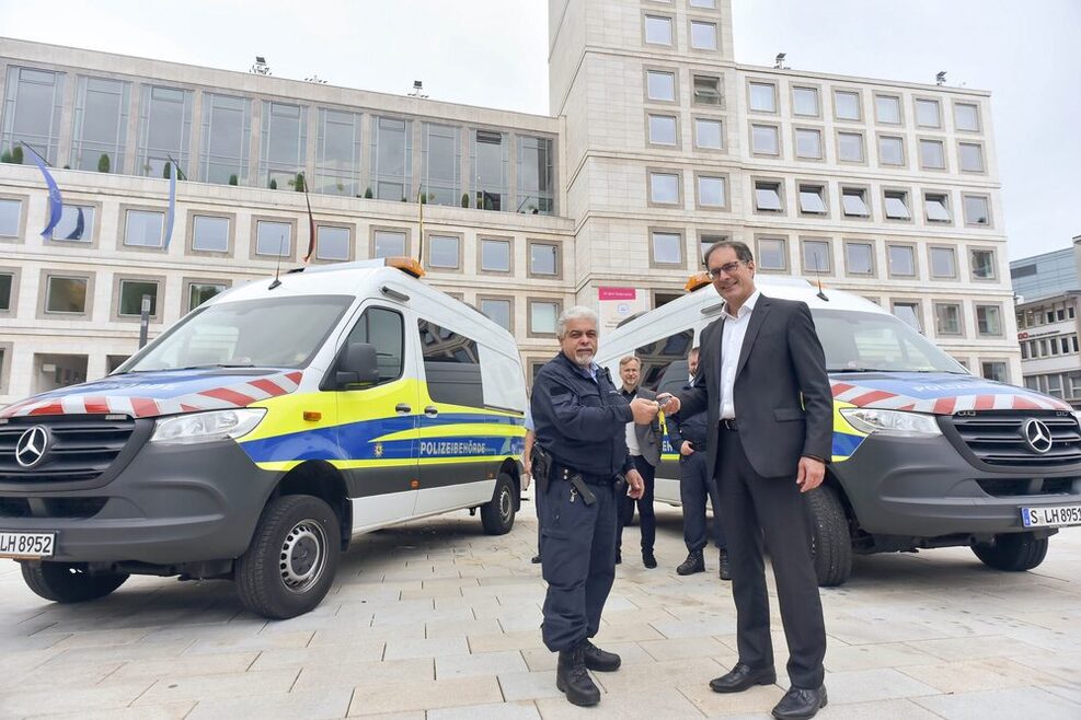 Zwei neue Fahrzeuge auf dem AMrktplatz vor dem Rathaus. Foto 1: Bürgermeister Dr. Clemens Maier (rechts) übergibt Antonino Grimaldi (links) vom Städtischen Vollzugsdienst den Schlüssel zum neuen Dienstfahrzeug.