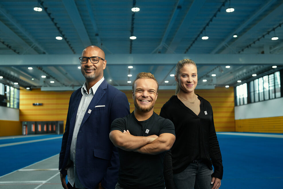 Cacau, Niko Kappel und Eli Seitz in einer Sporthalle
