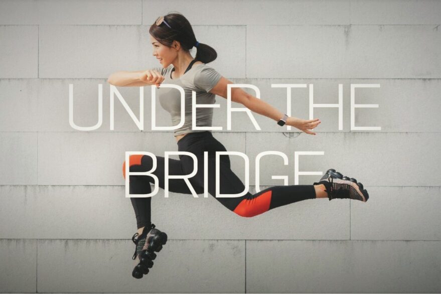 Frau springt in Sportkleidung, Text: Under the Bridge