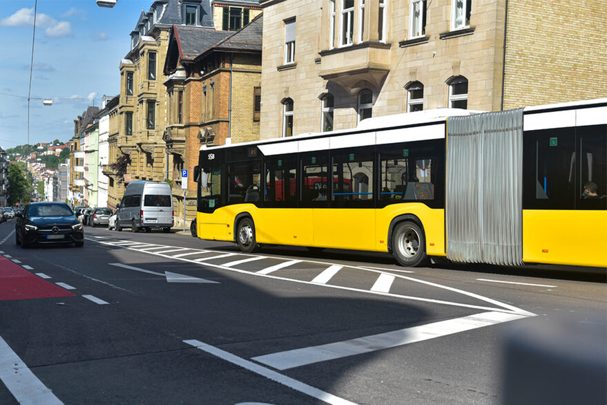 Gelber SSB Bus fährt Olgastraße runter