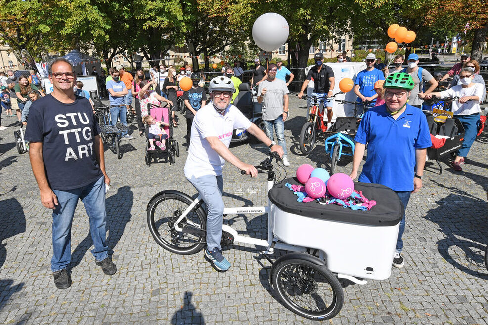 Peter Pätzold, Bürgermeister für Städtebau, Wohnen und Umwelt der Stadt Stuttgart, Verkehrsminister Winfried Hermann und Ralf Maier-Geißer von der städtischen Abteilung Nachhaltig mobil in Stuttgart (von rechts nach links) verschafften sich beim Cargo-Bike-Day einen Eindruck von den Lastenrad-Modellen.