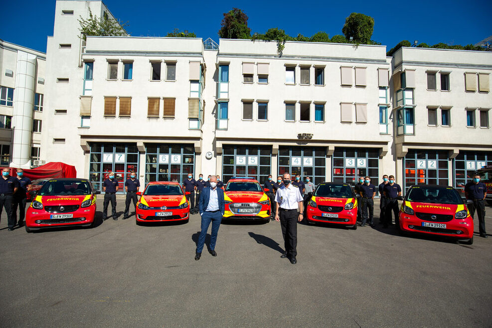 Oberbürgermeister Fritz Kuhn, der Leiter der Branddirektion, Dr. Georg Belge, und der Grundausbildungsjahrgang 2020 präsentieren die neuen vollelektrischen Fahrzeuge der Stuttgarter Feuerwehr.