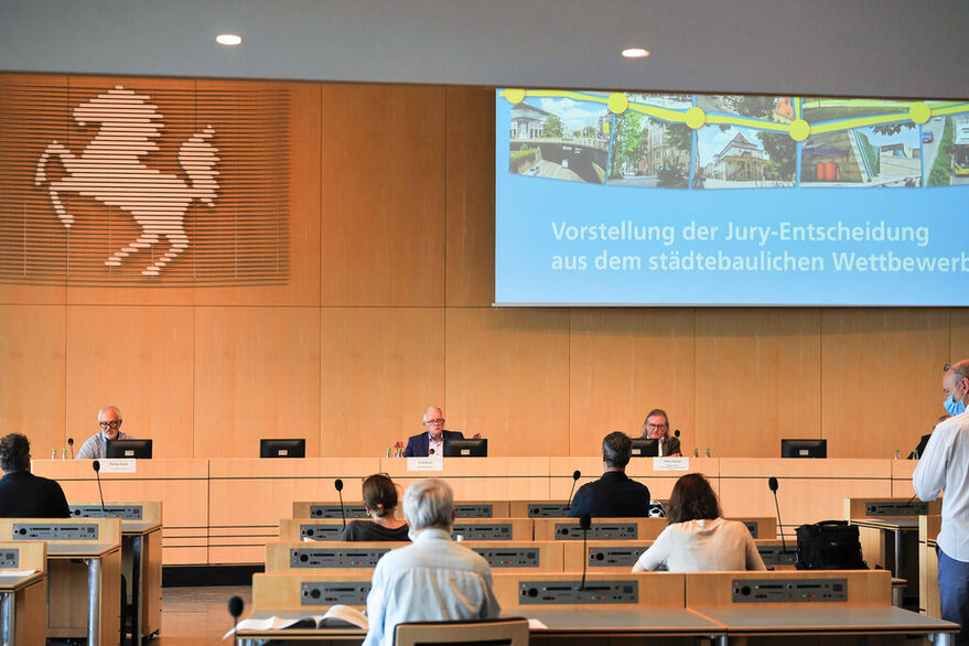 Pressekonferenz unter Coronabedingungen (v. li.): Patrick Gmür, Vorsitzender der Jury, Oberbürgermeister Fritz Kuhn, Peter Pätzold, Bürgermeister für Städtebau, Wohnen und Umwelt.