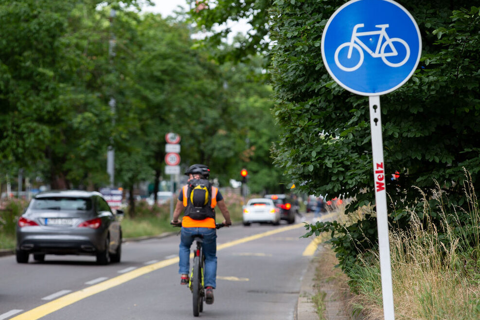 Radfahrer fährt auf einem temporären Radfahrstreifen in der Stuttgarter Innenstadt.