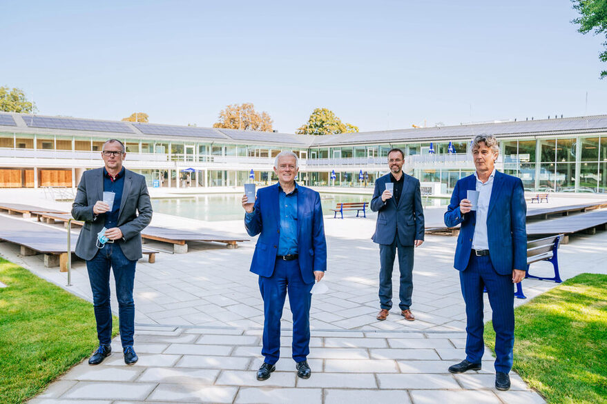 Technik-Bürgermeister Dirk Thürnau, Oberbürgermeister Fritz Kuhn, Bäderchef Alexander Albrand und Architekt Matthias Burkart (von links) heben ein Glas auf das neu sanierte Mineralbad Berg.